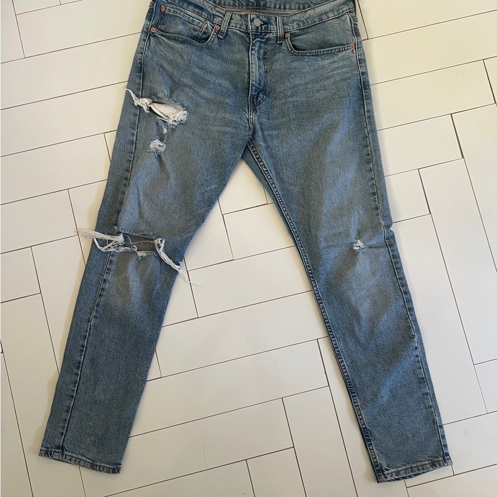 Levi’s 512s, fashionable rips